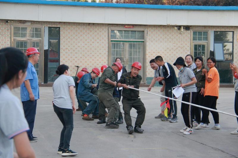 拔河比赛进行中